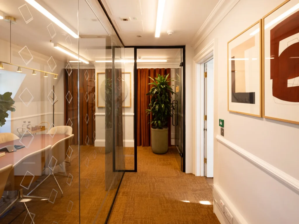 Grosvenor 128 Buckingham Palace Road hallway.JPG 1024x768