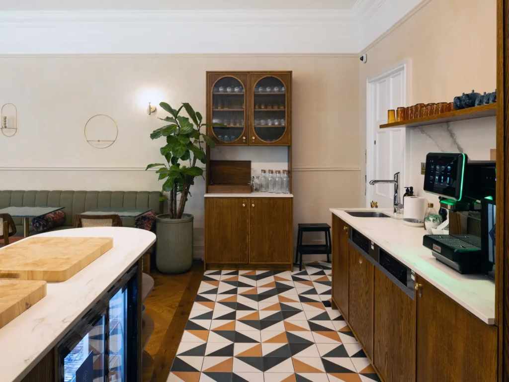 Grosvenor 128 Buckingham Palace Road kitchen 1024x768