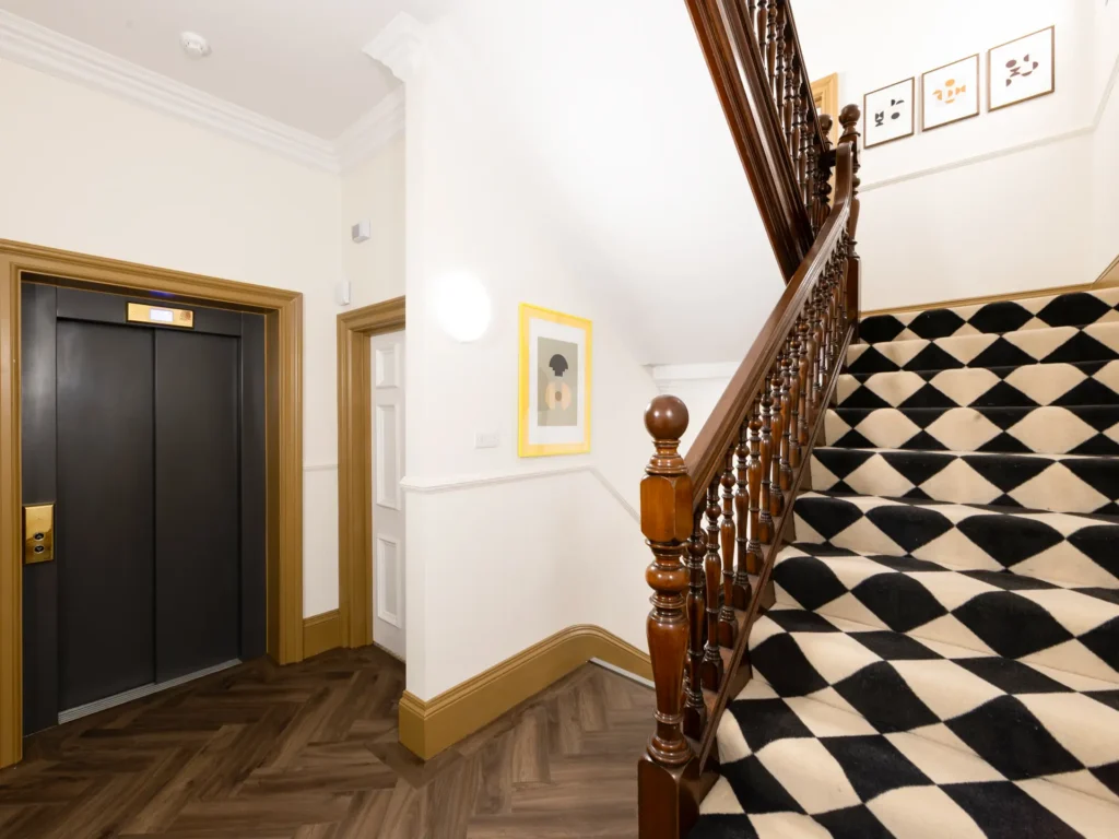 Grosvenor 142 Buckingham Palace Road stairway 1024x768